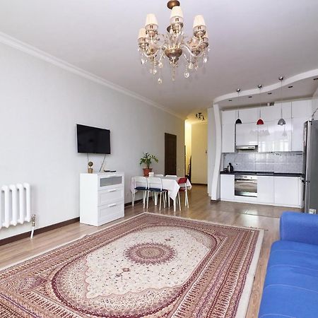 Квартира В Самом Центре Столицы Казахстана Appartement Astana Buitenkant foto