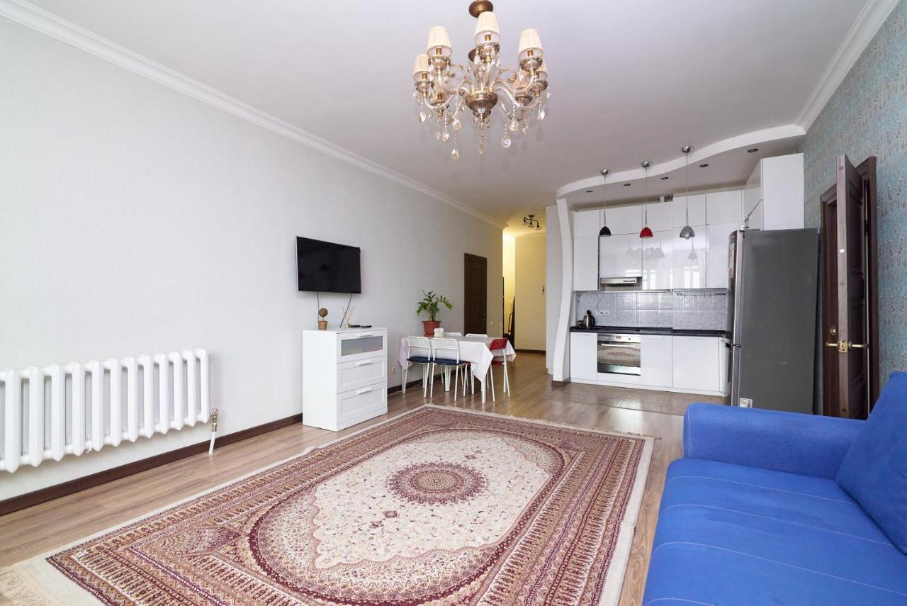 Квартира В Самом Центре Столицы Казахстана Appartement Astana Buitenkant foto